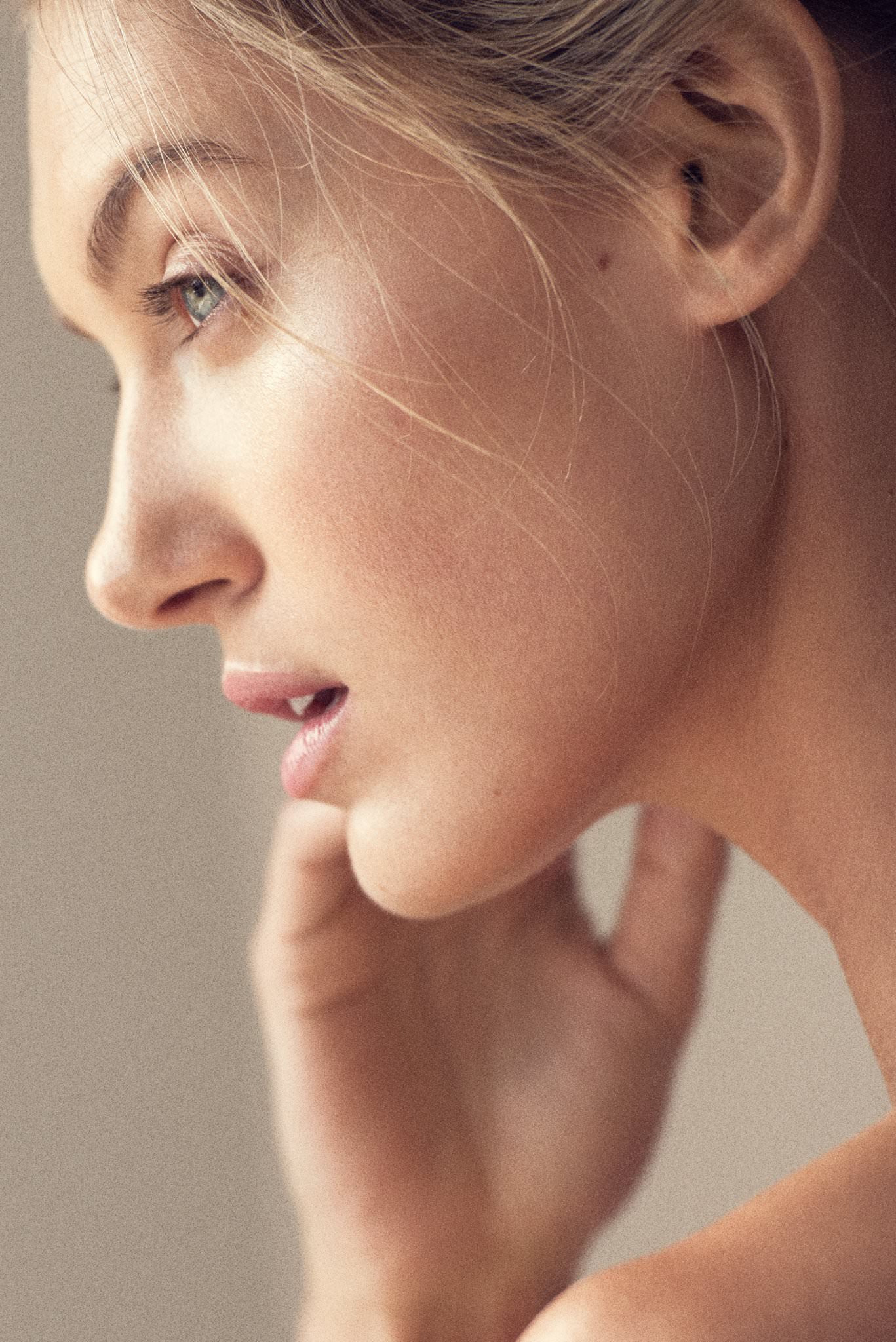 Caroline Lowe portrait by Dave Blake (look 05)