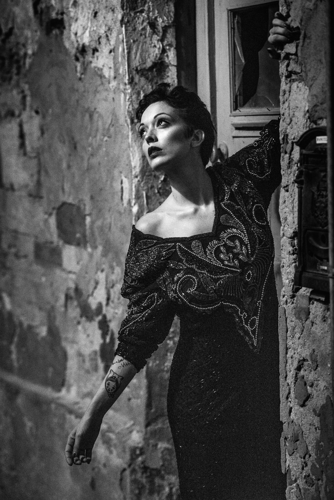 Paola Aru in Della Notte night sequence