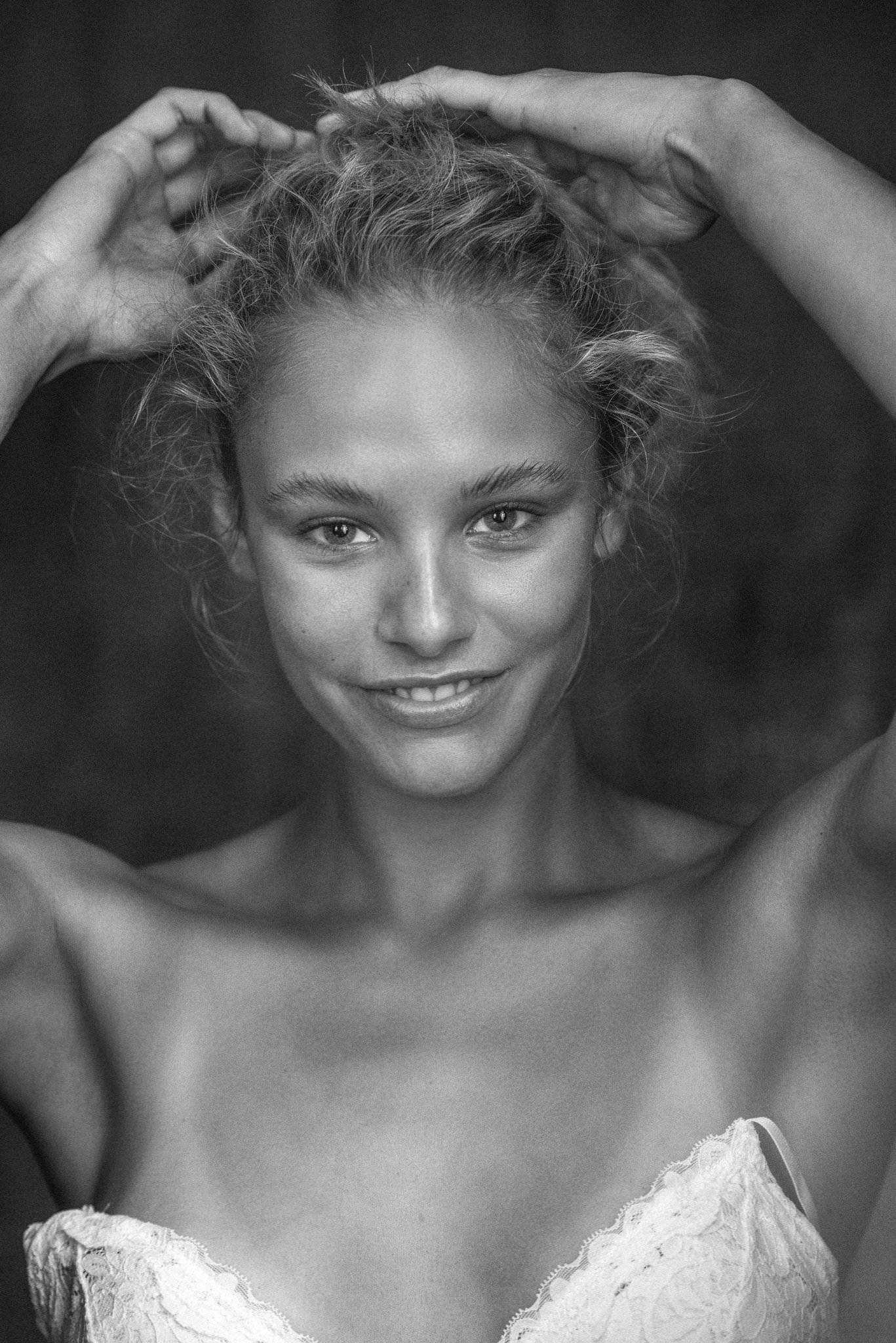 Isadora Vieira portrait by Dave Blake (look 02)