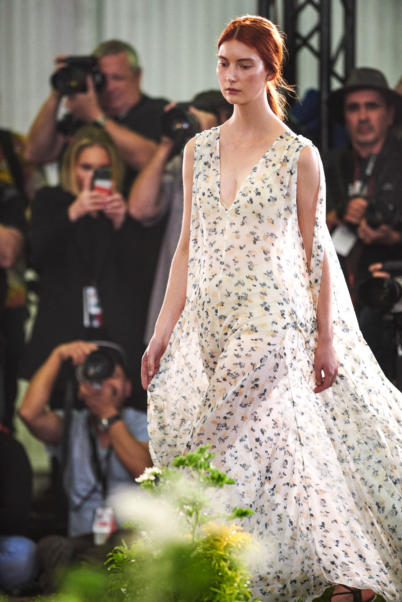 Lee Mathews Resort '19 backstage beauty by Dave Blake (look 11)